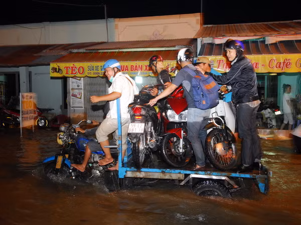 Người dân TP.HCM, Long An khốn đốn vì triều cường gây ngập ảnh 1