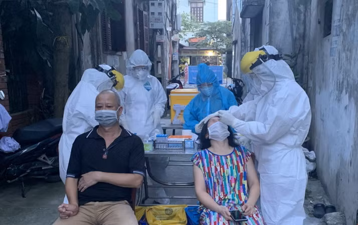 Hà Nội: Lấy mẫu xét nghiệm liên quan đến các ca dương tính ở Việt Hưng ảnh 1