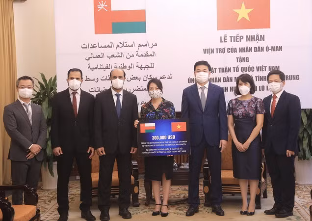 Tiếp nhận viện trợ của Oman ủng hộ miền Trung bị ảnh hưởng lũ lụt ảnh 1