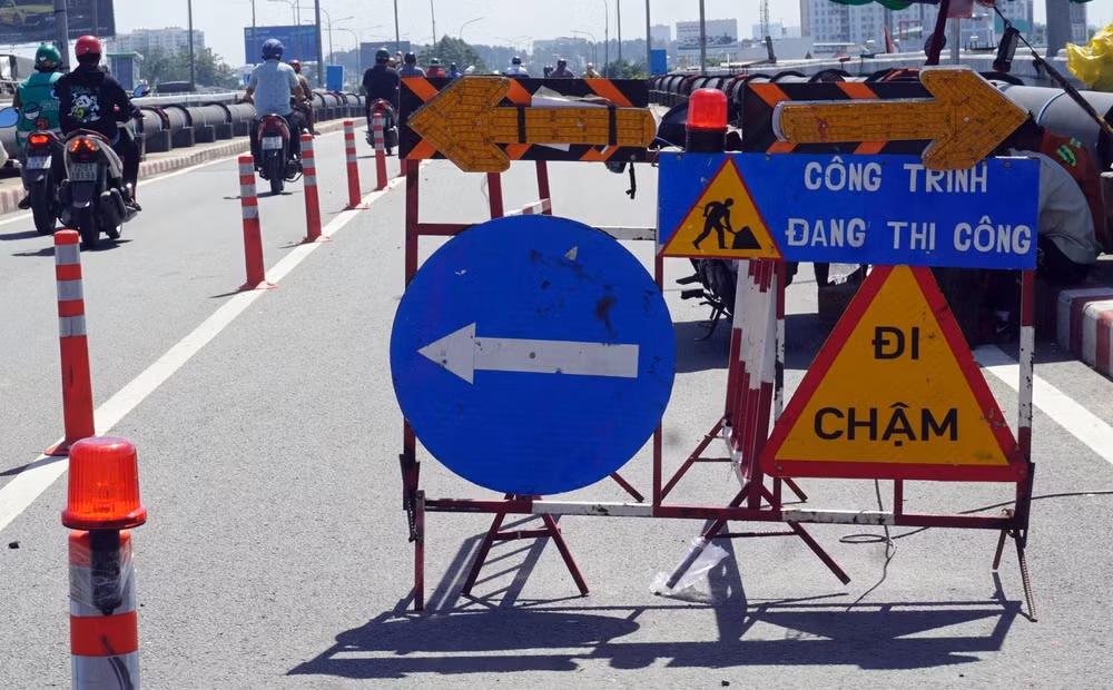 Phân luồng giao thông phục vụ thi công cầu vượt trên quốc lộ 32 ảnh 1