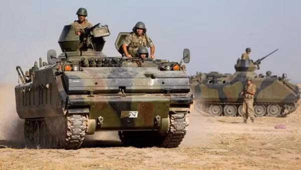 Quân đội Thổ Nhĩ Kỳ triển khai xe tăng gần biên giới với Syria ảnh 1