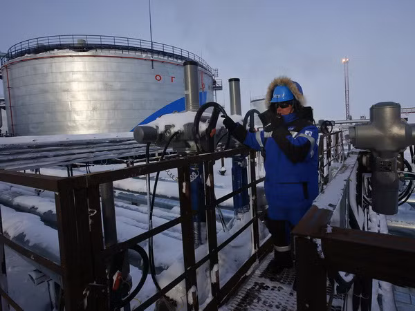 Giá dầu tăng mạnh sau thỏa thuận của các nước ngoài OPEC ảnh 1