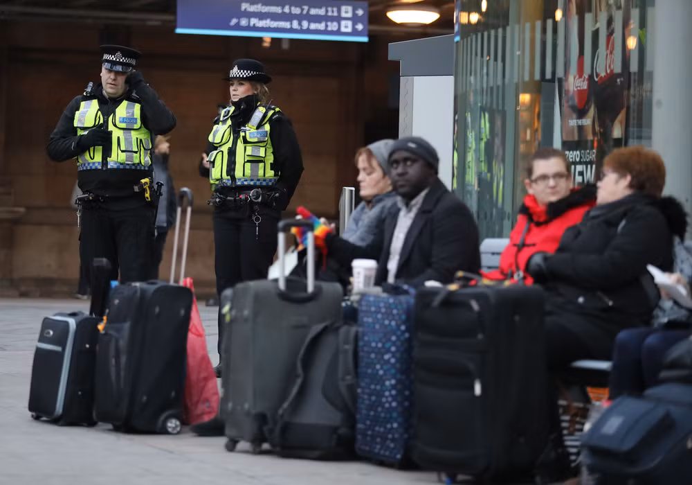 Cảnh sát Anh bắt sáu nghi can khủng bố ở miền Trung và London ảnh 1