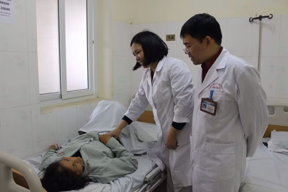 Khối bã thức ăn to như quả trứng trong dạ dày vì ăn hồng ngâm ảnh 1
