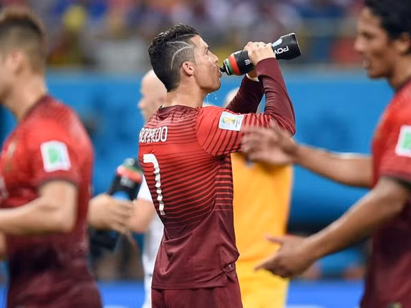 Lần đầu tiên trọng tài cho giải lao đột xuất tại World Cup ảnh 1