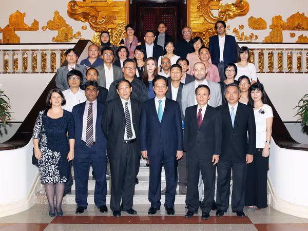 Thủ tướng tiếp các nhà báo dự Hội nghị mạng thông tin châu Á ảnh 1