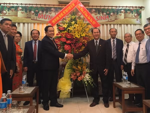 Chủ tịch MTTQ thăm, chúc mừng Giáng sinh tại Thành phố Hồ Chí Minh ảnh 1