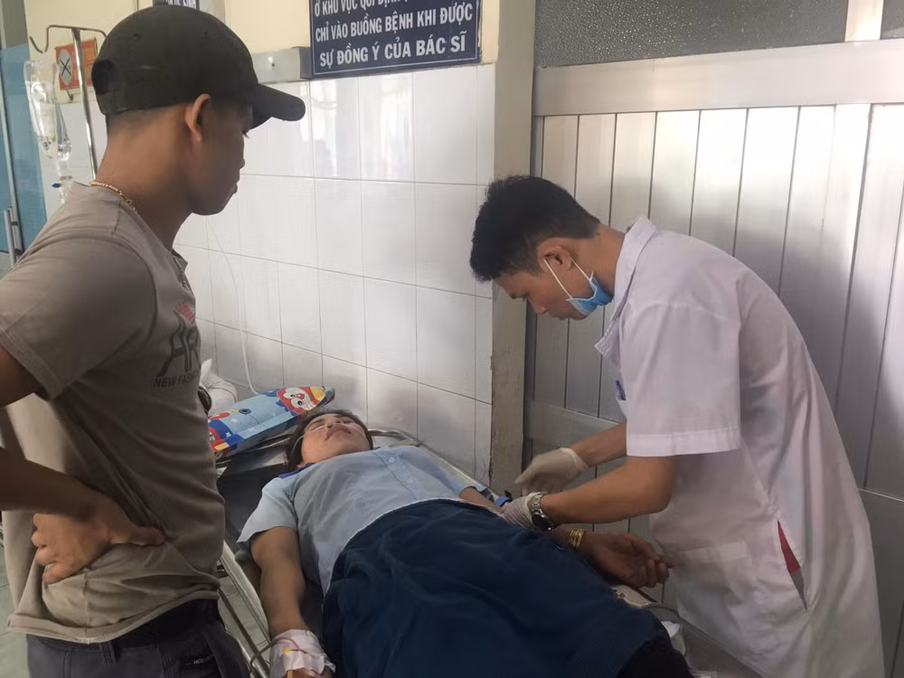 Hàng chục công nhân nhập viện nghi do ngộ độc thuốc xịt côn trùng ảnh 1