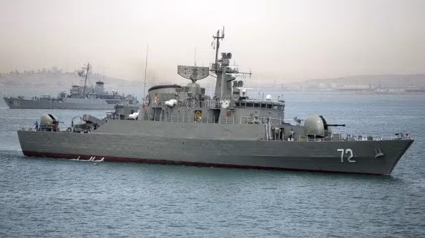 Tàu chiến Iran chĩa vũ khí vào máy bay Mỹ ở Eo biển Homuz ảnh 1