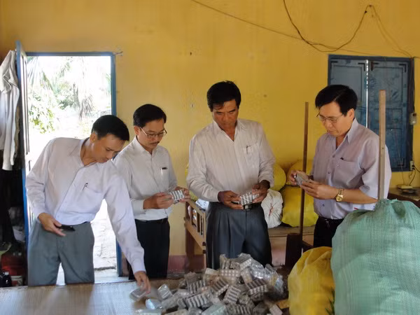 Tiêu hủy trên 100kg thuốc tân dược không rõ nguồn gốc ảnh 1