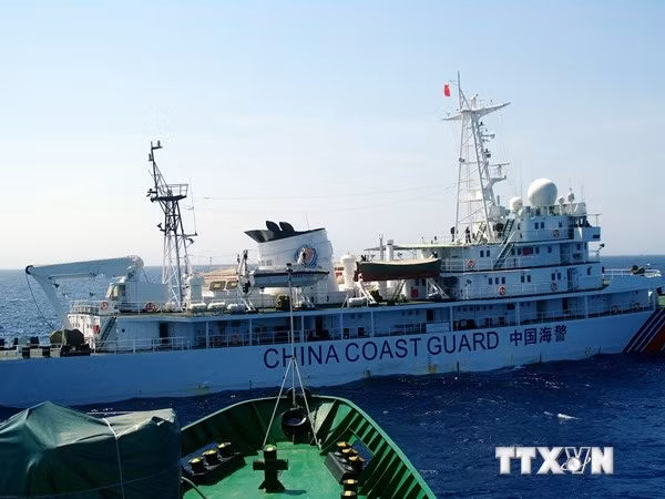 Tàu quân sự Trung Quốc mang vũ khí đe dọa tàu Việt Nam ảnh 1