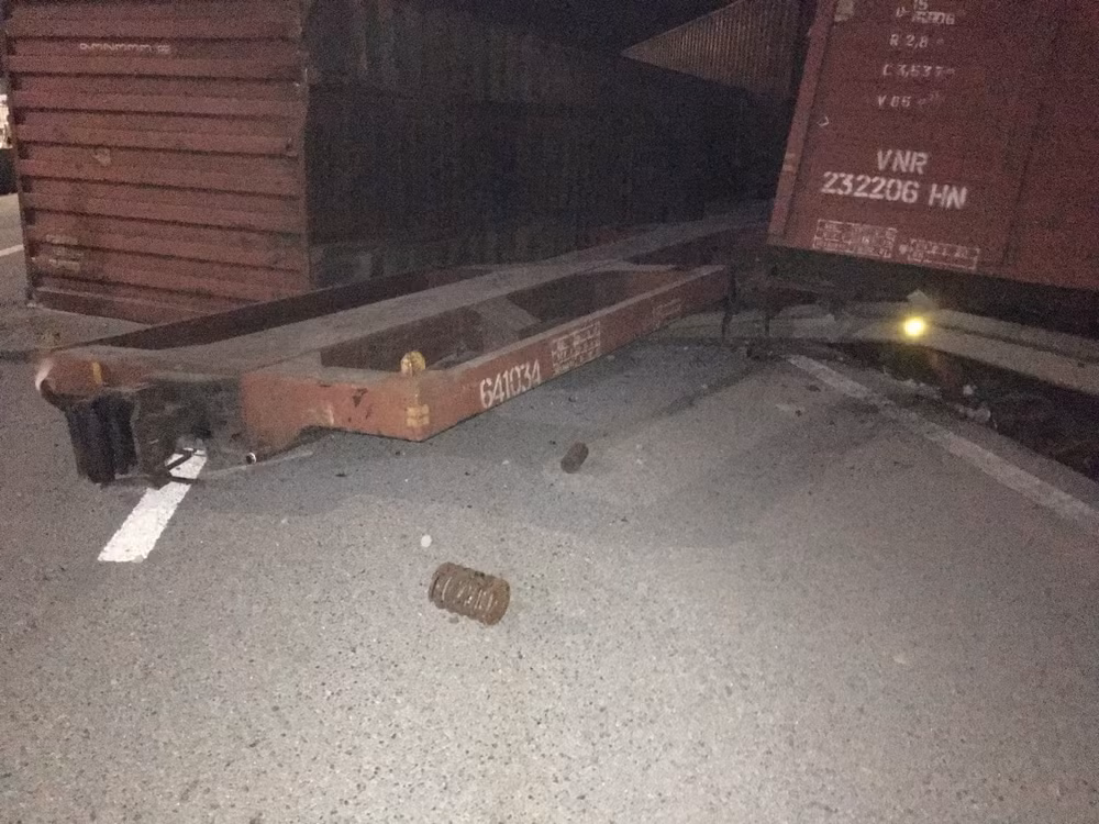 Tàu hàng trật bánh hai toa, đường sắt Bắc-Nam ách tắc nhiều giờ ảnh 2