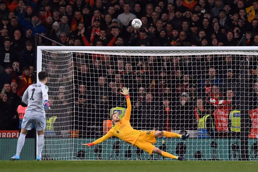 Liverpool vô địch Cúp Liên đoàn Anh sau 22 lượt sút luân lưu may rủi ảnh 2
