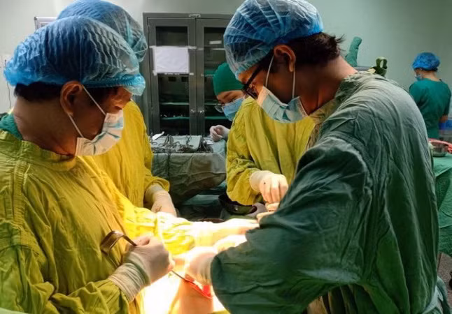 Cứu sống ngư dân bị thương thấu bụng, ruột lòi ra ngoài hoại tử ảnh 1