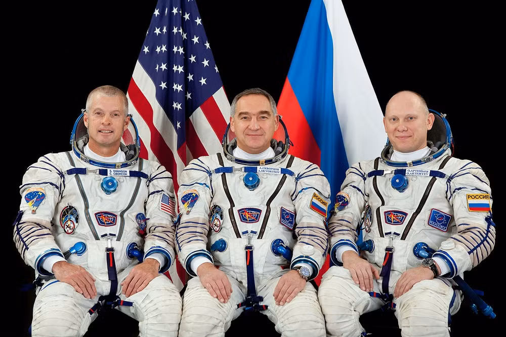 Ba nhà vũ trụ Nga, Mỹ làm việc trên trạm ISS trở về Trái Đất an toàn ảnh 1