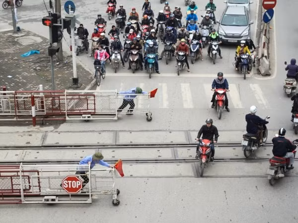 VNR: Lái tàu, gác đường ngang, tuần đường phải là nghề nguy hiểm ảnh 1