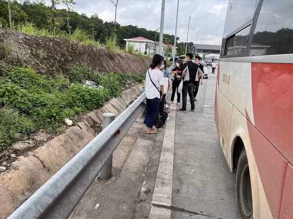 Xử phạt hành chính lái xe khách "nhồi" 44 người trên xe 29 chỗ ảnh 1