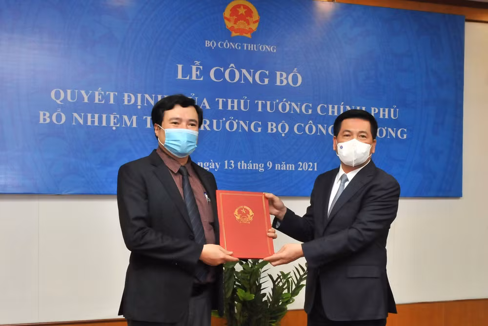 Ông Nguyễn Sinh Nhật Tân nhận Quyết định Thứ trưởng Bộ Công Thương ảnh 1