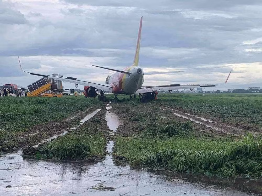 Đình chỉ phi hành đoàn vụ máy bay trượt khỏi đường băng Tân Sơn Nhất ảnh 1