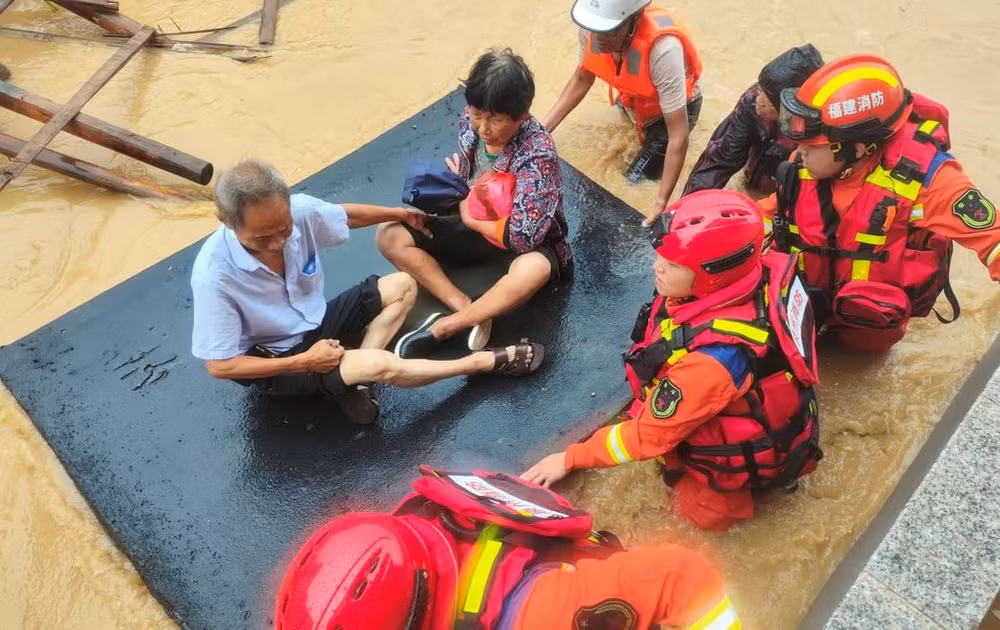 Bão Doksuri kèm theo mưa lớn hoành hành dữ dội tại Trung Quốc ảnh 1