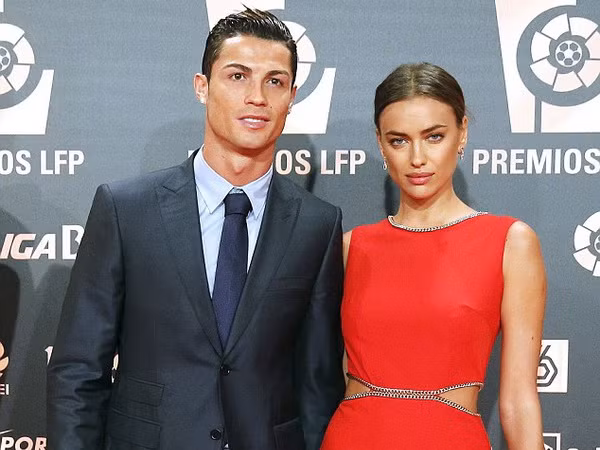 Irina Shayk "mặt lạnh" khi MC nói về cơ thể của Cris Ronaldo ảnh 1