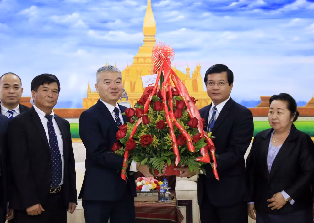 Đoàn Việt Nam chúc mừng 44 năm Quốc khánh CHDCND Lào ảnh 1
