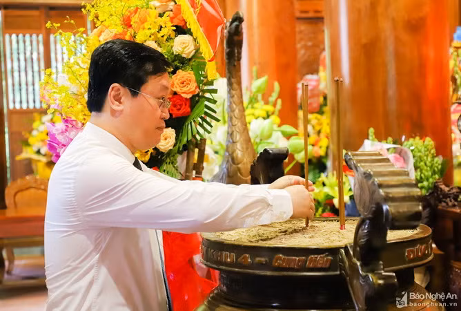 Nghệ An: Dâng hương tưởng niệm Bác Hồ ở Khu Di tích đặc biệt Kim Liên ảnh 1
