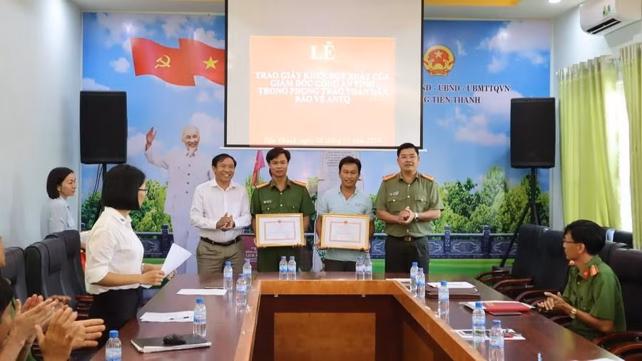 Khen thưởng ba người dân dũng cảm truy bắt tội phạm ở Bình Phước ảnh 1