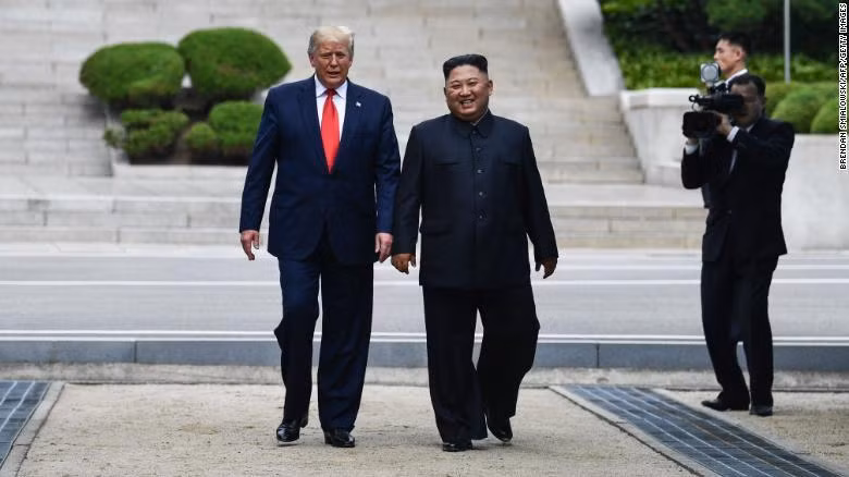 Ông Trump: "Thật tự hào khi bước chân qua đường giới tuyến" ảnh 1