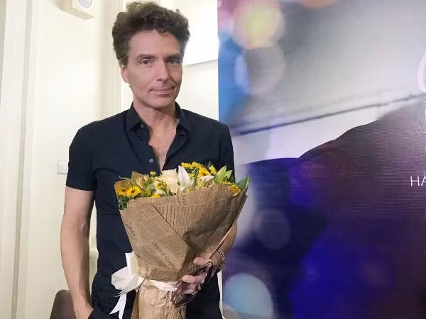Richard Max đến Việt Nam và cuộc họp báo trong phòng... thay đồ ảnh 1