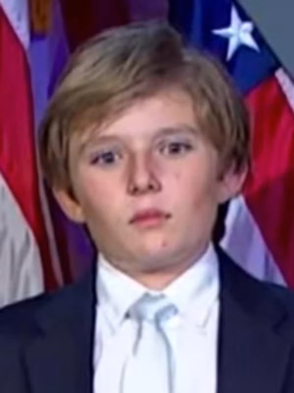 Cậu ấm nhà Donald Trump "buồn ngủ díp mắt" khi bố ăn mừng ảnh 3
