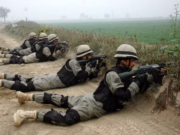 Pakistan triệu Phó Cao ủy Ấn Độ, cáo buộc vi phạm lệnh ngừng bắn ảnh 1