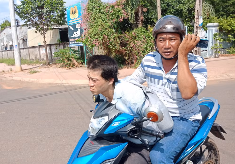 Xông vào quán càphê, dùng dao khống chế một cô gái để cướp tài sản ảnh 1