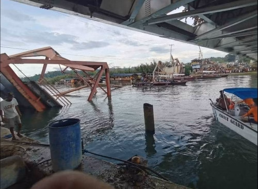 Sập cầu do quá tải tại Philippines khiến 4 du khách thiệt mạng ảnh 1