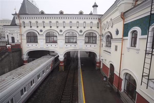 Các quan chức Triều Tiên kiểm tra nhà ga xe lửa Vladivostok ảnh 1