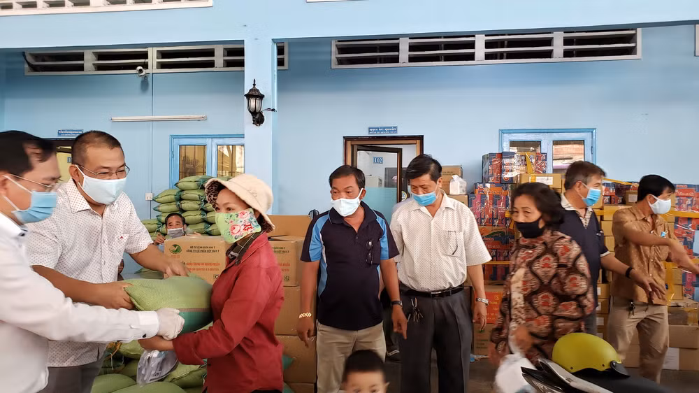 Cứu trợ khẩn cấp cộng đồng Campuchia gốc Việt gặp khó do COVID-19 ảnh 1