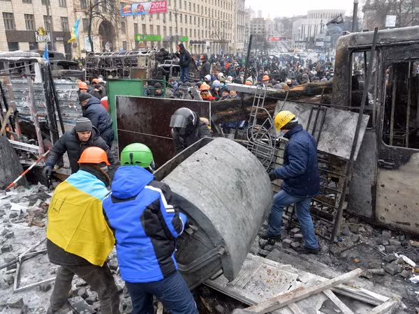 Đã có 3 người thiệt mạng trong vụ đụng độ tại Ukraine ảnh 1