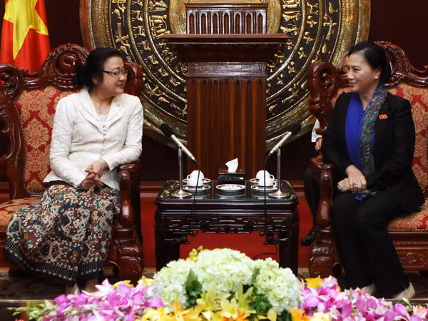 Phó Chủ tịch QH Nguyễn Thị Kim Ngân tiếp Đoàn nữ Quốc hội Lào ảnh 1