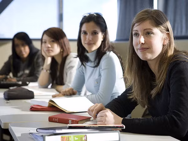 Học phí đại học tại Canada tăng gấp 3 lần trong hai thập kỷ ảnh 1