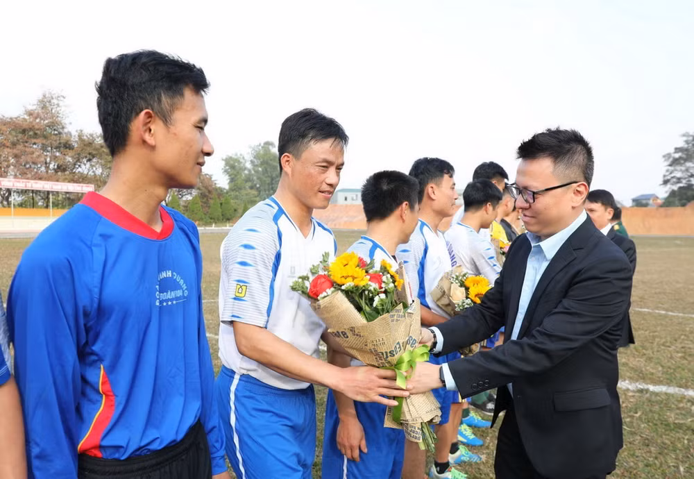 Tăng cường mối quan hệ kết nghĩa giữa TTXVN và Sư đoàn 304 ảnh 3