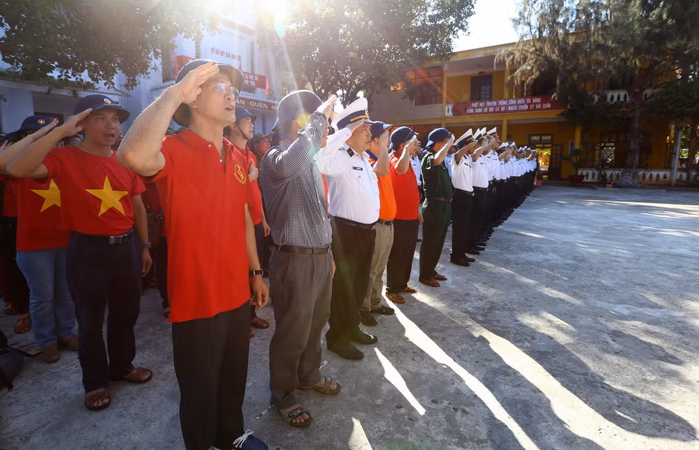 [Photo] Lễ chào cờ uy nghiêm trên đảo Sinh Tồn ảnh 4