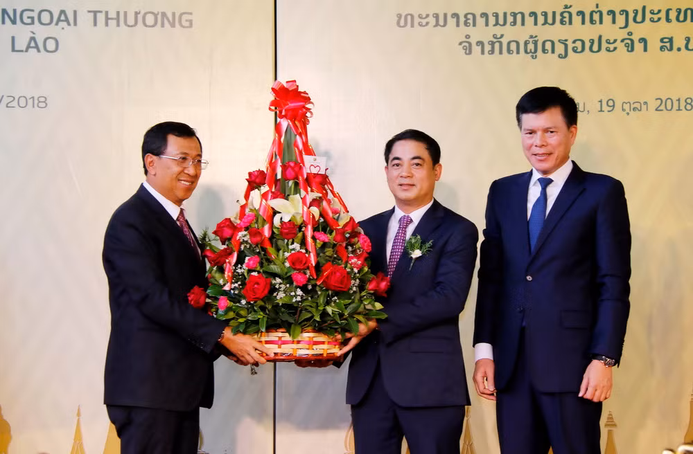 Vietcombank mở ngân hàng con đầu tiên trên thế giới tại Lào ảnh 2