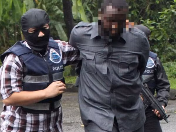 Malaysia bắt 3 nghi phạm khủng bố liên quan đến Abu Sayyaf ảnh 1