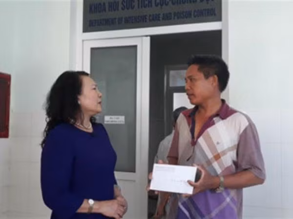Thứ trưởng Bộ Giáo dục thăm hỏi gia đình học sinh bị đuối nước ảnh 1