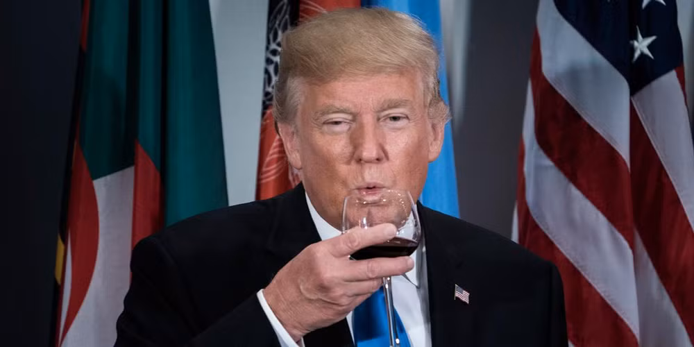 Tổng thống Trump ám chỉ khả năng áp thuế đối với rượu vang của Pháp ảnh 1