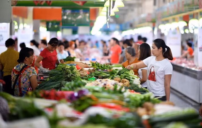 Kinh tế Trung Quốc 'hạ nhiệt,' đầu tư giảm xuống mức thấp kỷ lục ảnh 1