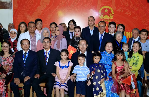 Chủ tịch nước Trần Đại Quang đến thăm Đại sứ quán Việt Nam tại Ai Cập ảnh 2