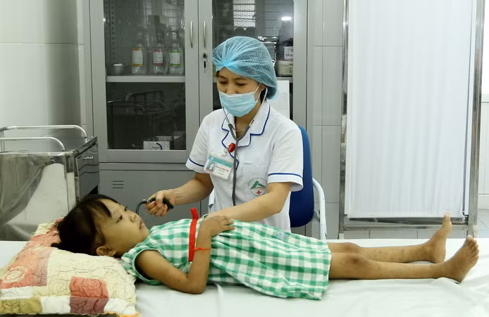 Thời tiết nắng nóng cần chú ý đảm bảo sức khỏe người già và trẻ em ảnh 1