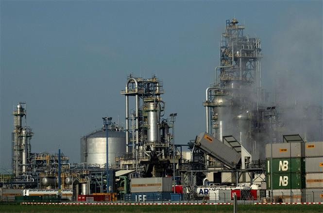 Liên minh châu Âu nhất trí cấm nhập khẩu hơn 2/3 lượng dầu mỏ từ Nga ảnh 1