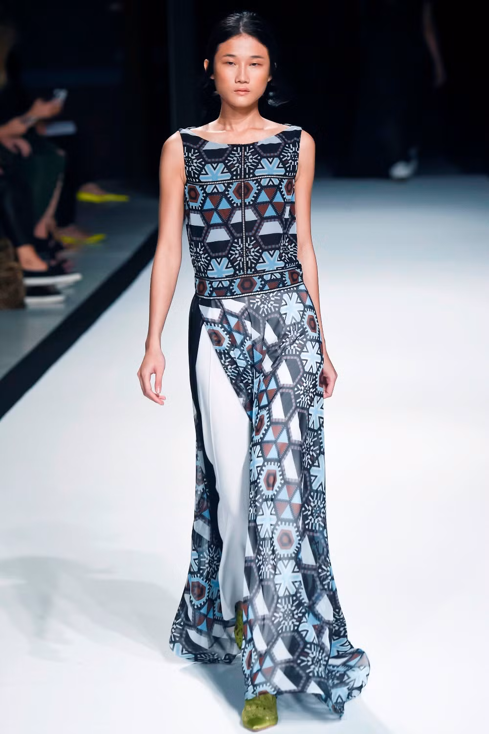 Kha Mỹ Vân sải bước đầy kiêu hãnh trên sàn diễn Paris Fashion Week ảnh 5